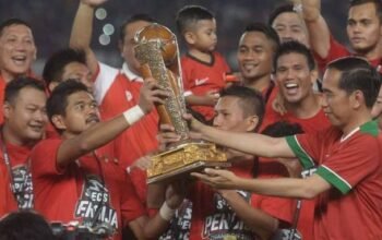Pemain persija bambang pamungkas terima trofi piala presiden dari jokowi