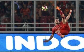 Pemain persija jakarta marko simic saat tendangan salto