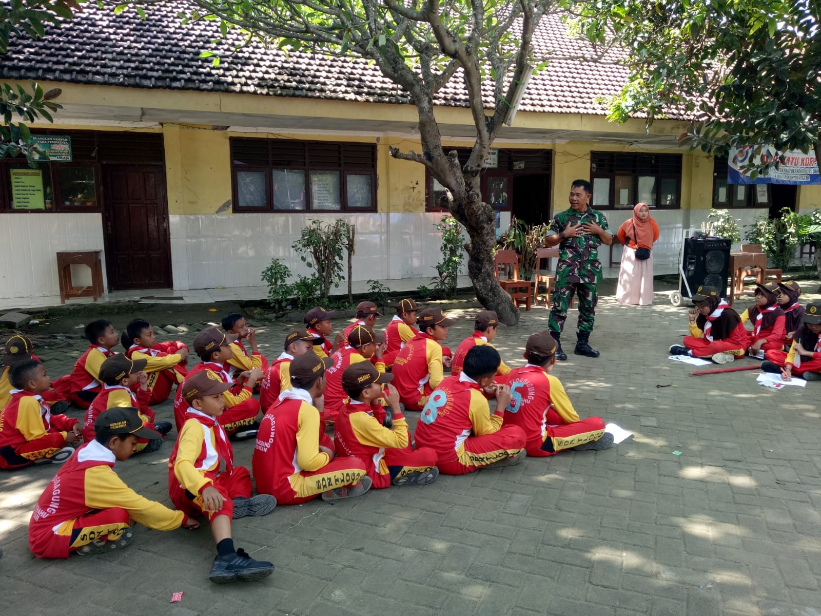 Babinsa Kembangbahu Kenalkan Pramuka