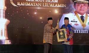 Memajukan Dakwah, Herman Deru Dianugerahi Penghargaan IKADI Award 2022