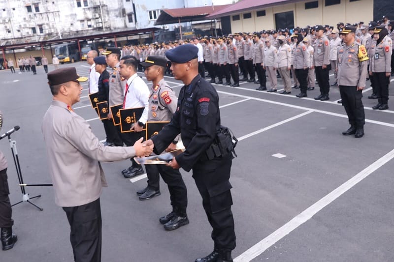 Kapolda Sumsel Berikan PIN Emas dan Piagam bagi Anggota Berprestasi