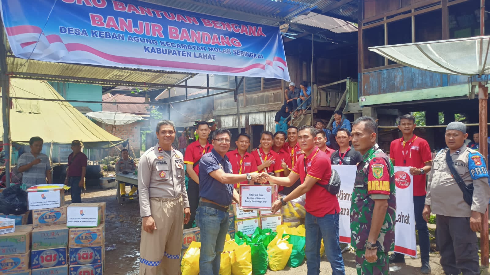 Peduli Korban Banjir Lahat, Alfamart Salurkan Bantuan Sembako