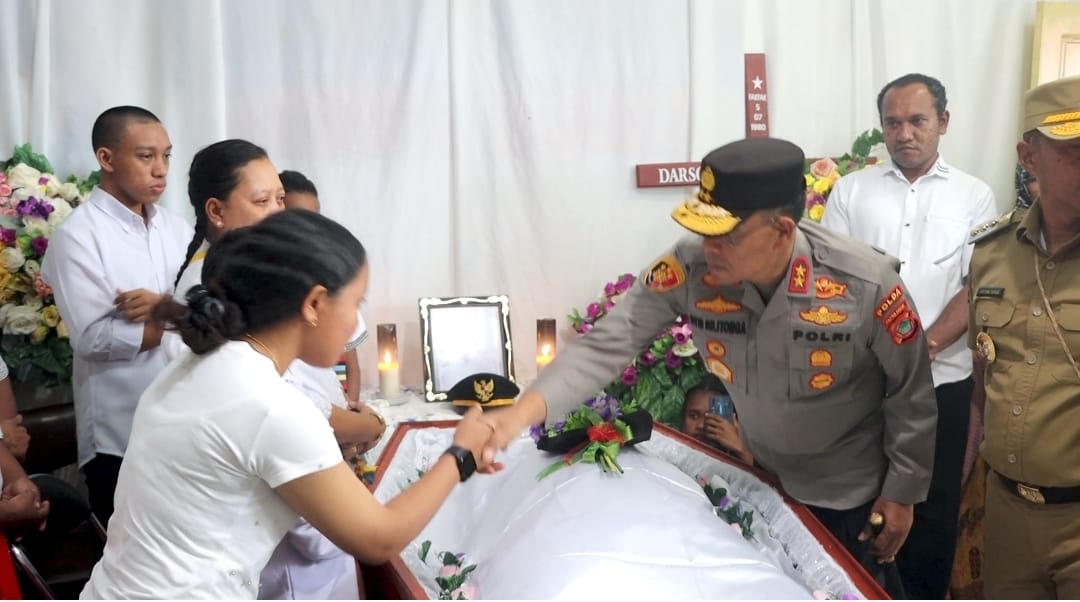 Kedatangan Kapolda Papua Barat Irjen Pol Drs.Daniel Tahi Monang Silitonga,S.H, Saat Melayat Kerumah Duka Almarhum Kepala Distrik Kramomongga Darson Hegemur/Foto Istimewa