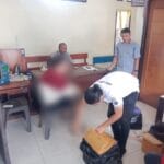 Kapolsubsektor Kawasan Pelabuhan Laut Fakfak Amankan Miras Lokal Berjenis Sopi
