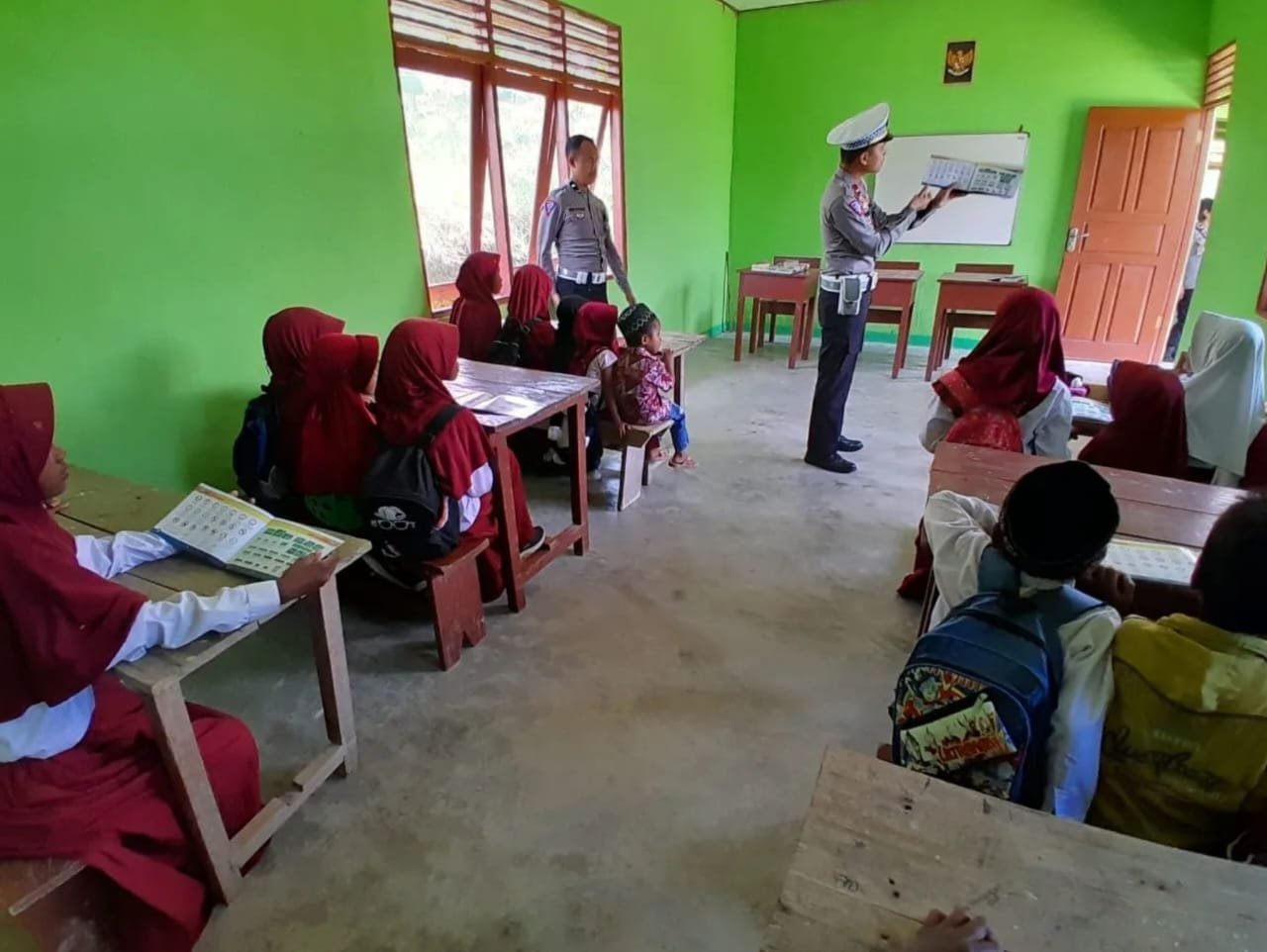 Gelar Sosialisasi Pengenalan Rambu Lalu Lintas, Satlantas Polres Fakfak Jadikan Anak SD Sebagai Sahabat
