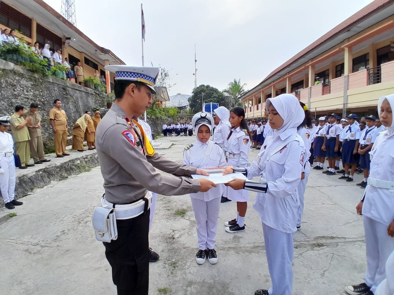 Kasat Lantas Polres Fakfak Menjadi Inspektur Upacara Bendera di SMPN 1 Fakfak