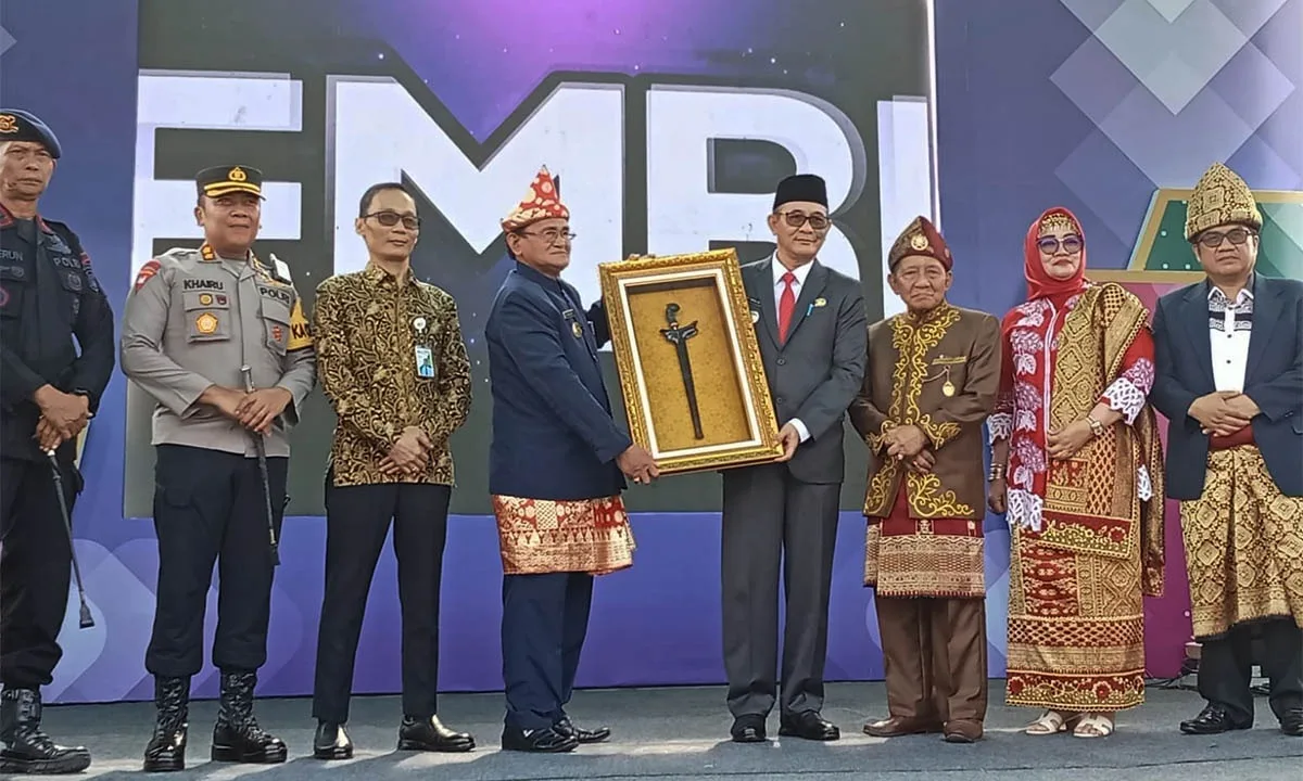Peduli Pendidikan, Heri Amalindo Terima Keris Cantaka Wibawa