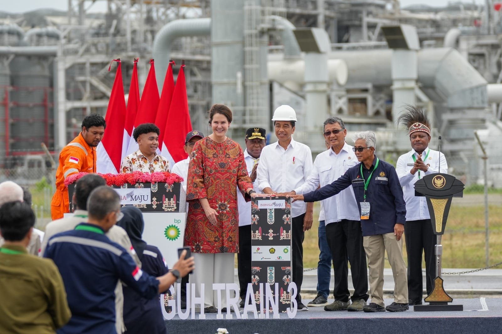 Jokowi Resmikan Proyek Tangguh Train 3 dan Ground Breaking Proyek UCC, AKM dan Blue Amonia di Papua Barat
