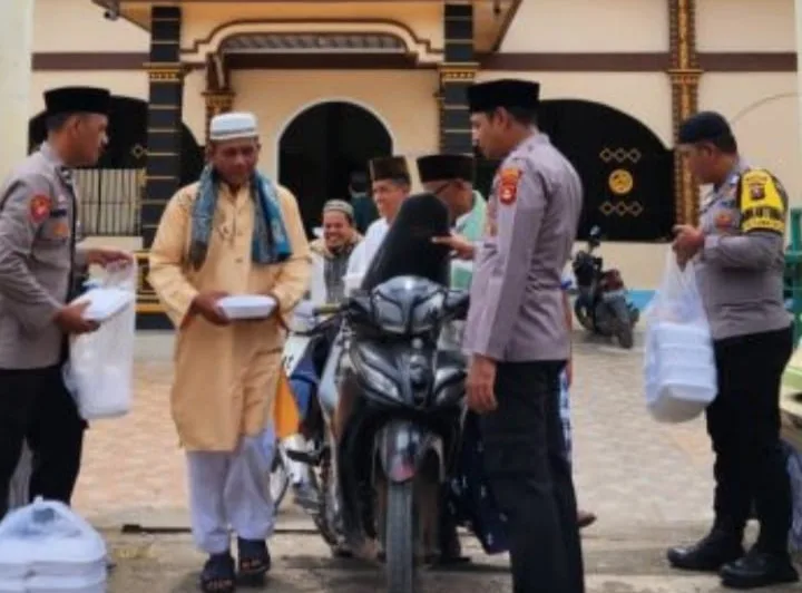 Polsek Sanga Desa Jumat Berkah, Bagikan 100 Nasi Kotak