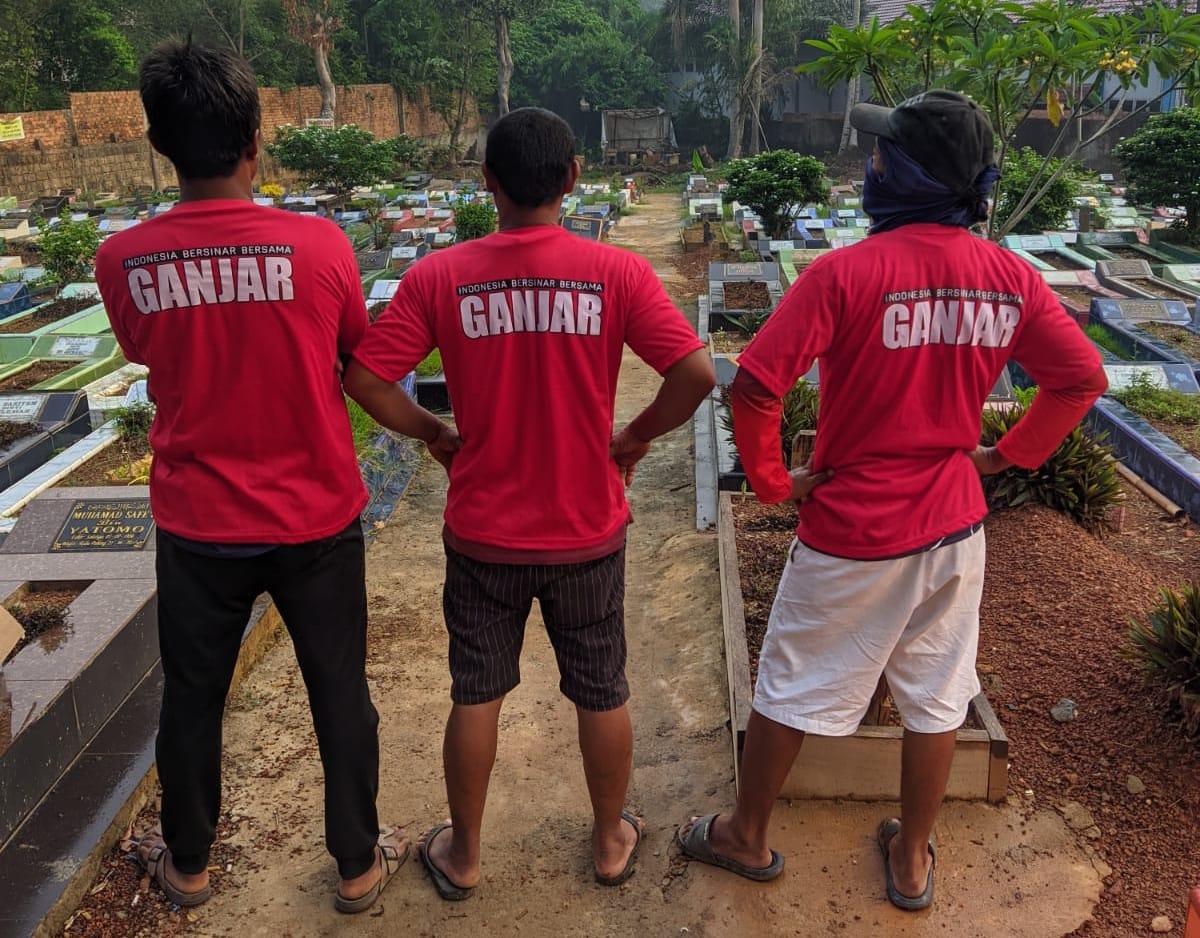 Dukung Ganjar-Mahfud, Petugas Makam Buat Baju Sendiri
