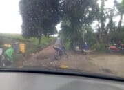 Jalan Cor Beton Menuju Hotel Dekabin Tanpa Papan Nama