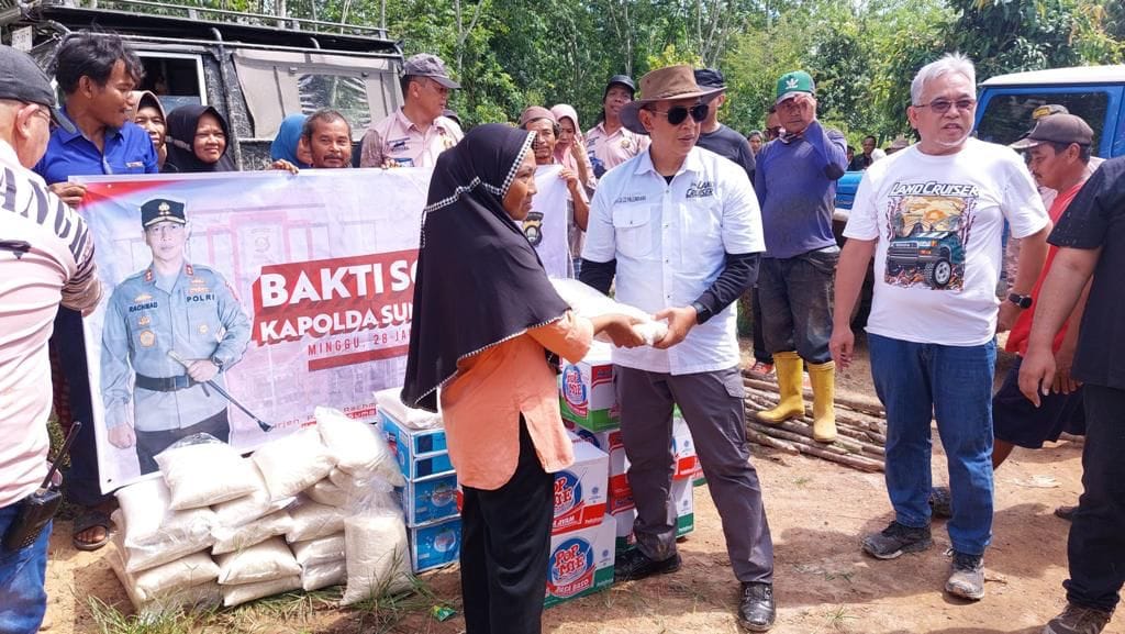 Bantu Warga Terdampak Banjir, Kapolda Sumsel Gandeng Komunitas 4X4 Salurkan Bantuan