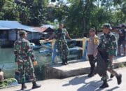 Kompak! TNI-POLRI di Fakfak Bersihkan Sampah Sepanjang Pantai Jalan Salasa Namudat