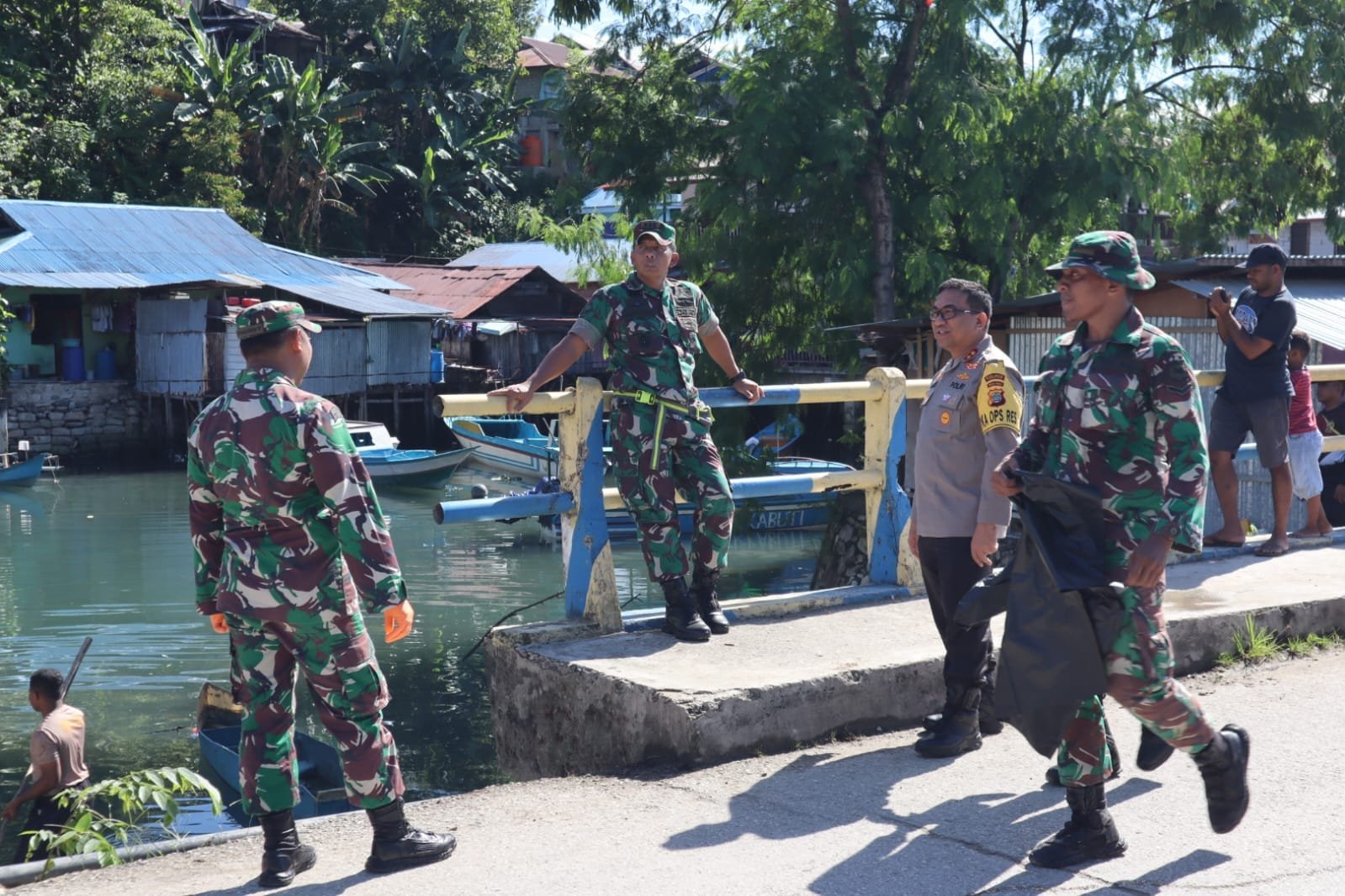 Kompak! TNI-POLRI di Fakfak Bersihkan Sampah Sepanjang Pantai Jalan Salasa Namudat