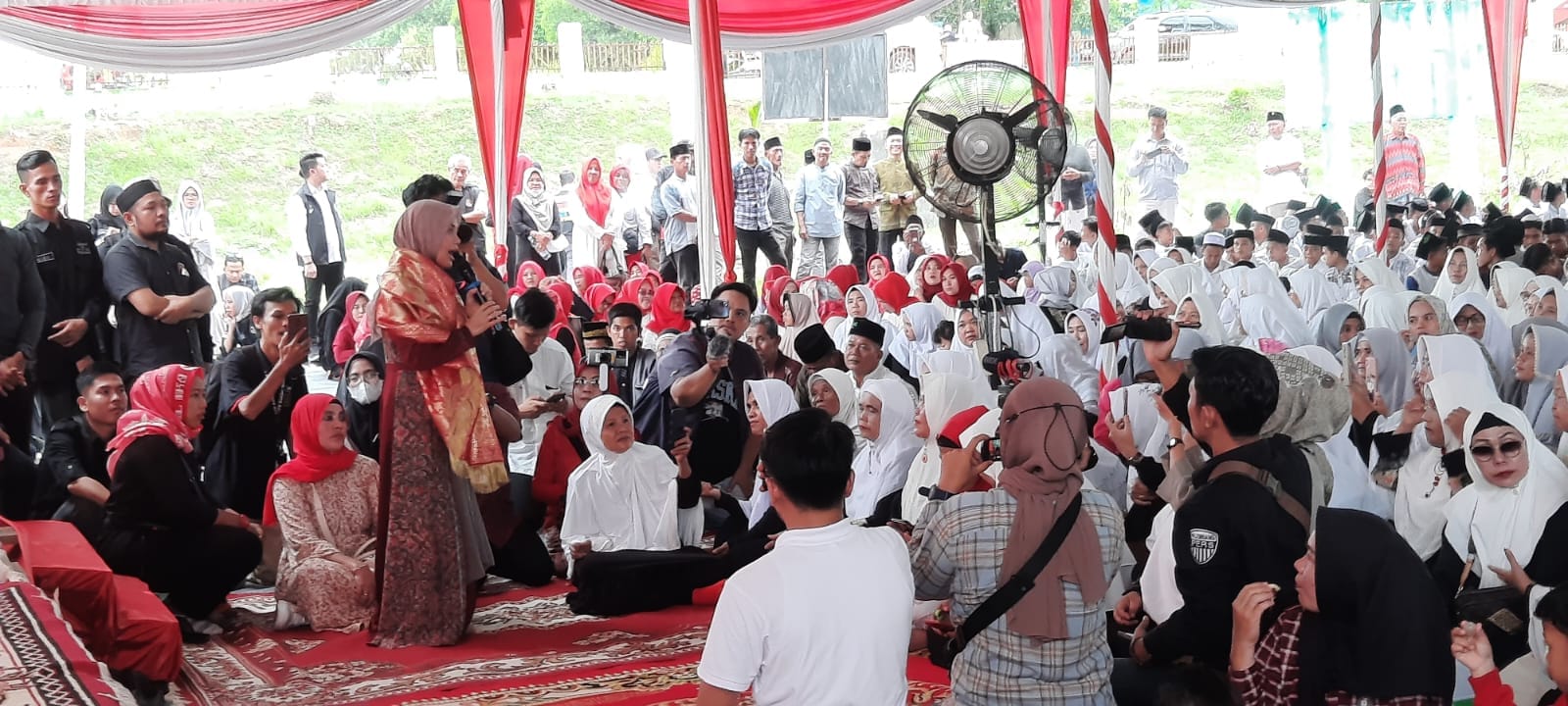 Ribuan Warga Ponpes SMB Sambut Atiqoh Ganjar Pranowo