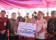 Pj Bupati Dampingi Gubernur Salurkan Bantuan Untuk Warga Terdampak Banjir