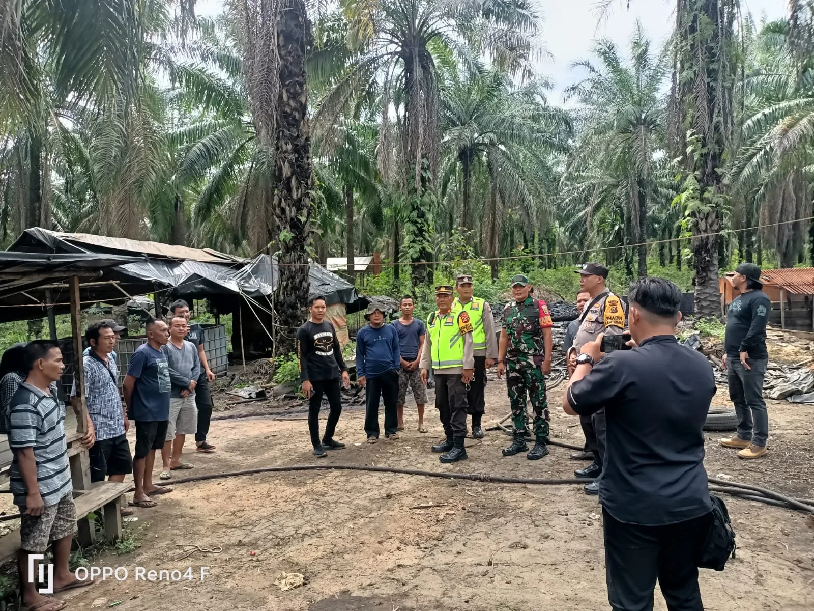 Team Terpadu Polsek Keluang Tertibkan Illegal Refinery Secara Mandiri
