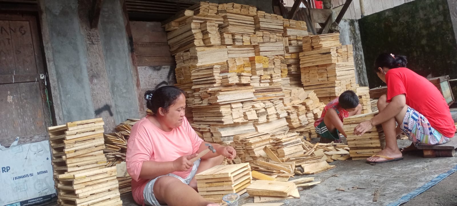 Pengerajin Peti Kayu Buah Duku Dibanjiri Pesanan