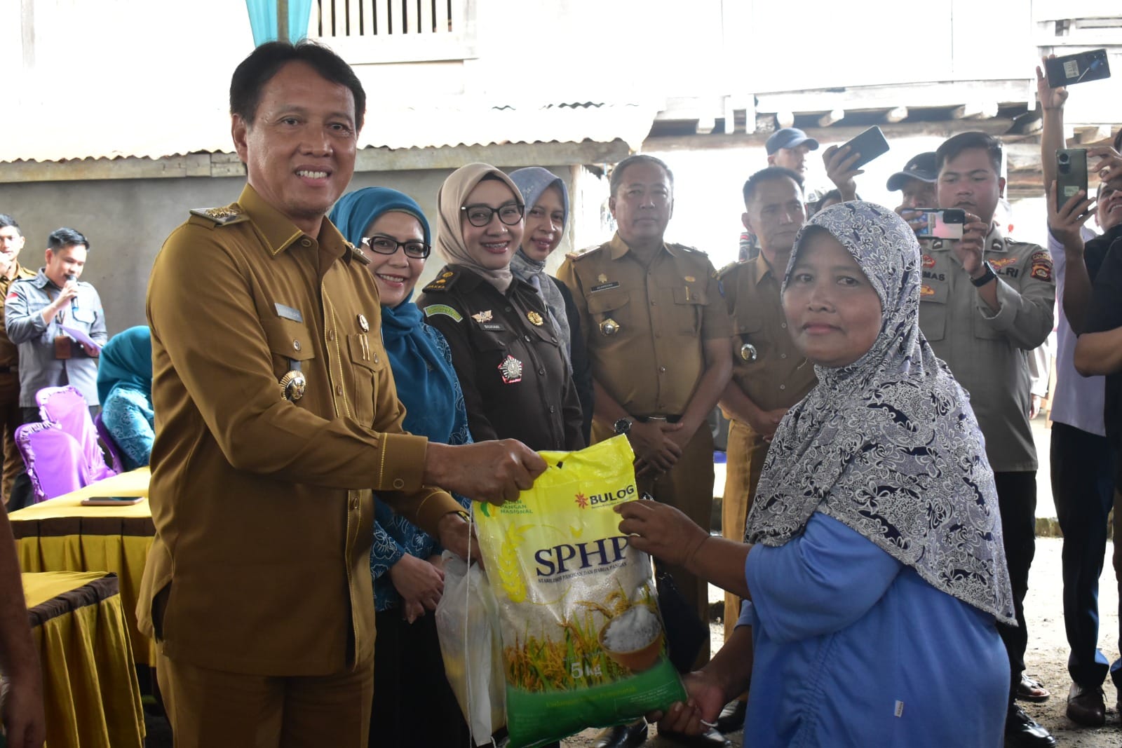 Warga Desa Lebuh Rarak Serbu Pasar Murah