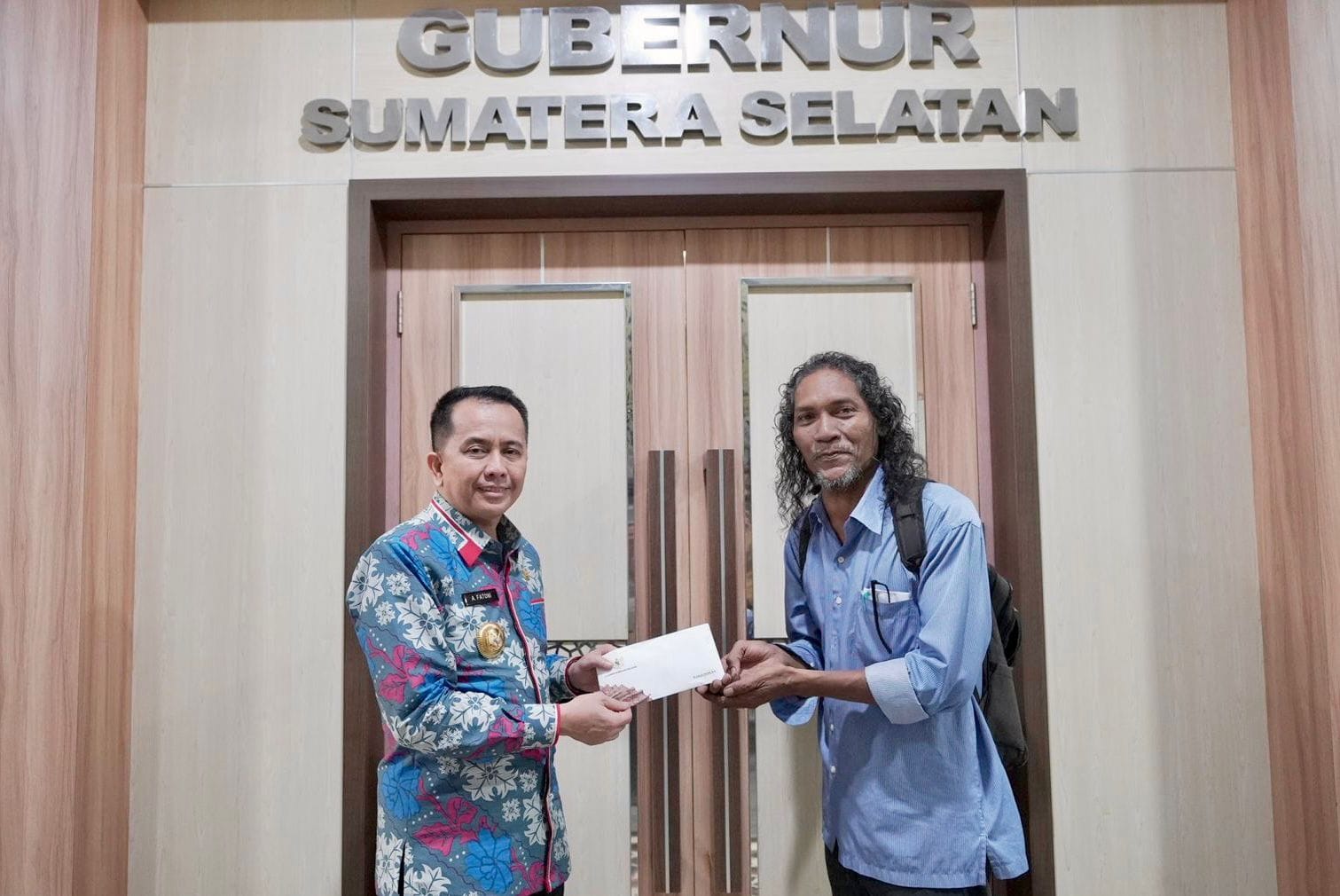 Agus Fatoni Berikan Bantuan Penyandang Tuna Rungu