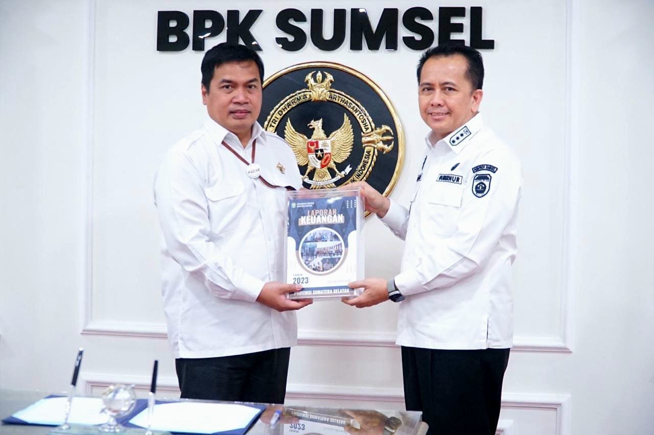 PJ Gubernur Sumsel Agus Fathoni Serahkan LKPD TA 2023
