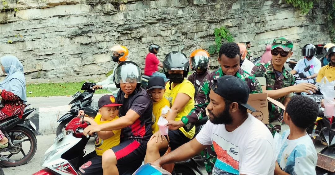 Bagikan Takjil Jelang Batal Puasa, Dandim 1803/Fakfak: Bentuk Kepedulian TNI Kepada Masyarakat di Bulan Suci Ramadhan 1445 H