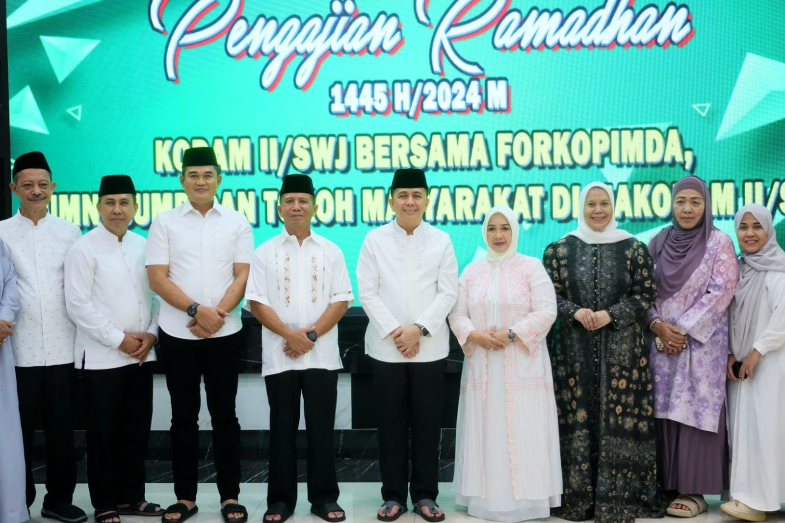 Sinergitas bersama TNI, Pj Gubernur Agus Fatoni Salat Berjamaah di Masjid Raudhatul Ulum Kodam II/Sriwijaya