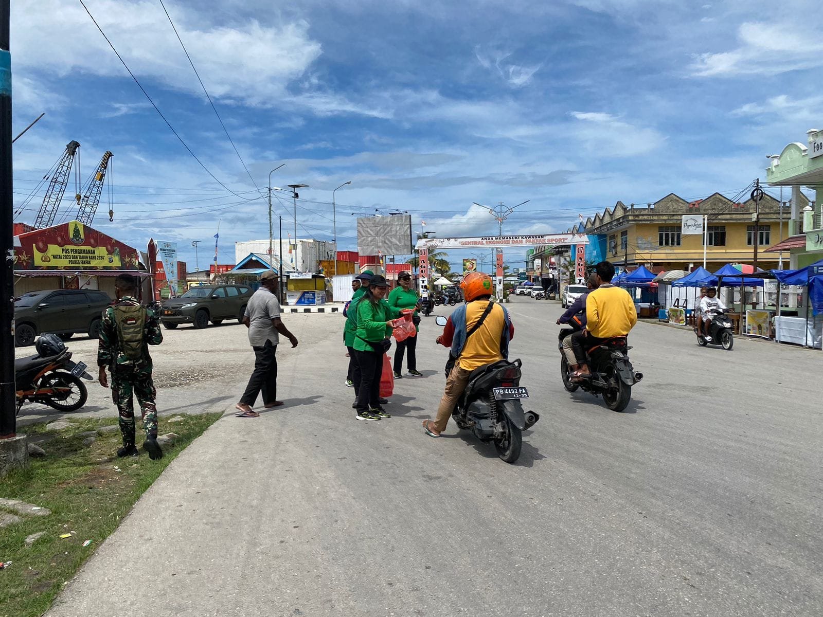 Semarak Ramadhan dan Peringati HUT ke-78 Persit KCK Koorcabrem 182 PD XVIII/Kasuari bagi Takjil dan Membersihkan Lingkungan