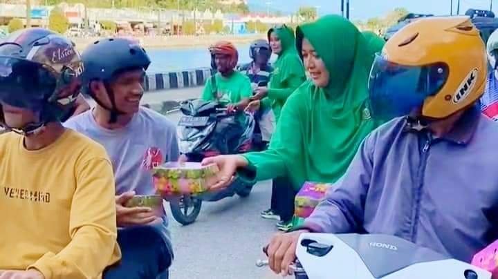 Sambut HUT Persit Ke-78, Persit KCK Cab XIV Kodim 1803/Fakfak dan Anggota bagikan Takjil kepada Warga Masyarakat