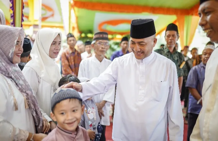 Warga Plakat Tinggi Antusias Sambut Kedatangan Pj Bupati Apriyadi