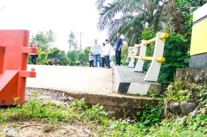 Jembatan Sumber Urip Plakat Tinggi Hampir Ambruk, Pj Bupati Apriyadi Langsung Perbaiki
