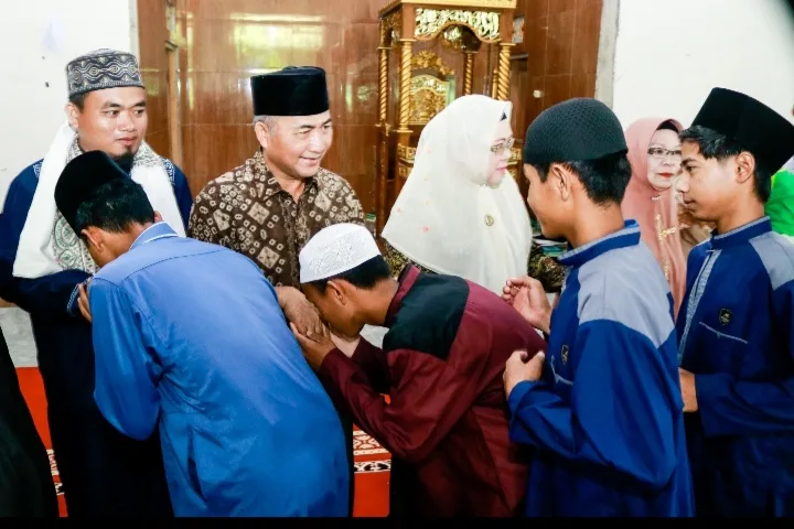 Bareng Istri, Pj Bupati Apriyadi Beri Sembako dan THR untuk Santri Ponpes Al Fath