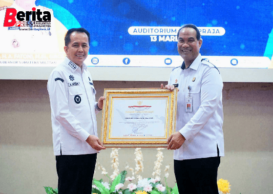 Pj Gubernur Agus Fatoni Raih Penghargaan Peduli HAM dari Menkumham RI