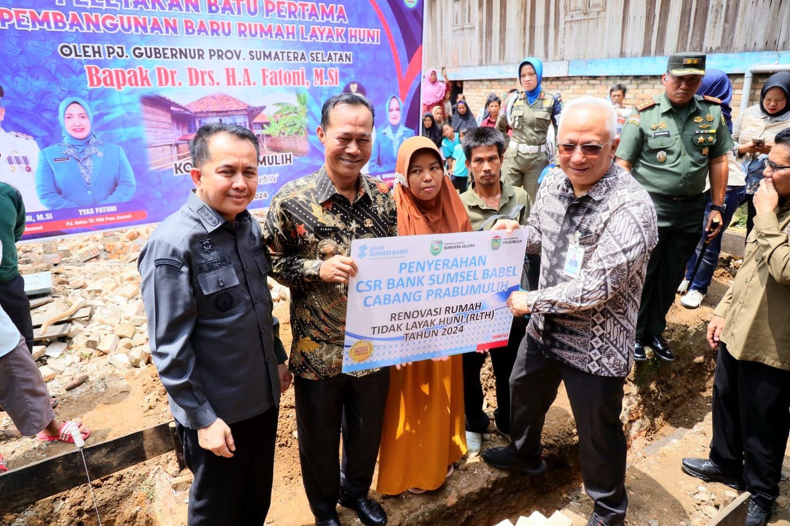 Pj Gubernur Sumsel Letakkan Batu Pertama Pembangunan Bedah Rumah di Prabumulih