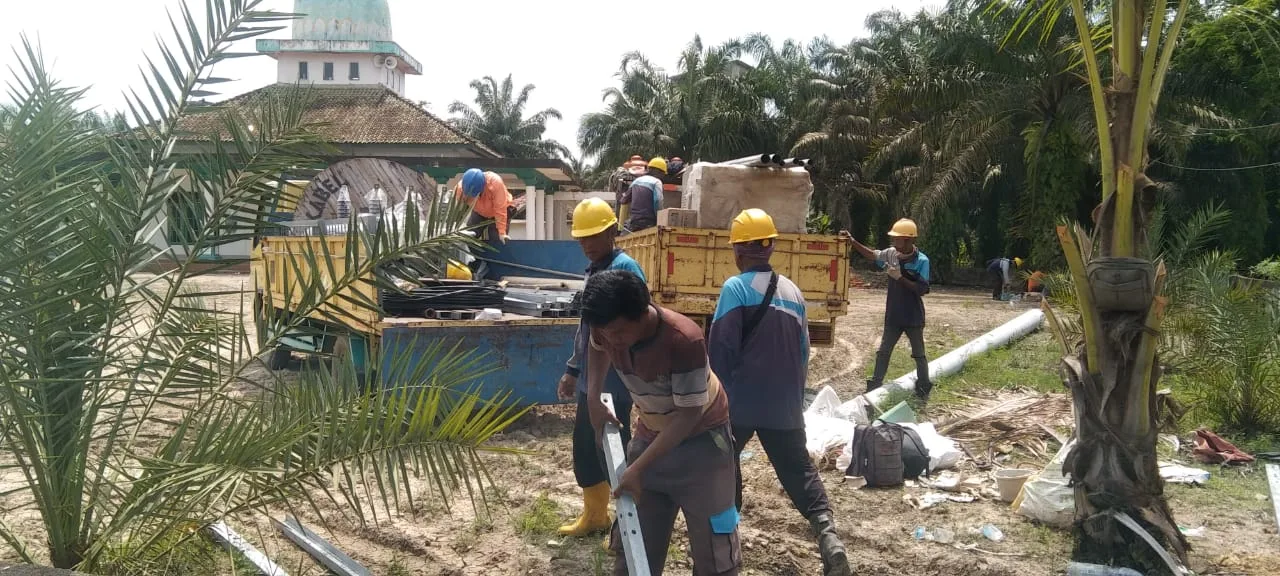Alat PLN Mulai Masuk, Pelanggan MEP di Muba Bersih-bersih Lokasi Pembangunan Jaringan PLN