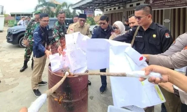 Bupati PALI Hadiri Pemusnahan Surat Suara Pemilu yang Rusak