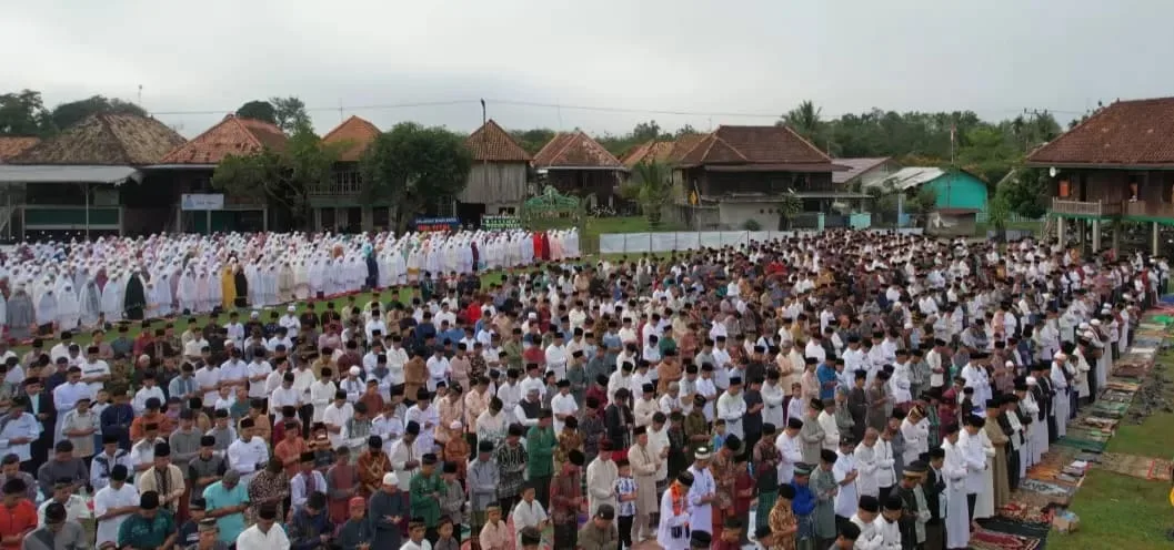 Semangat Kolaborasi, Sholat Idul Fitri di Tanah Lapang Dipadati Warga Tempirai Raya