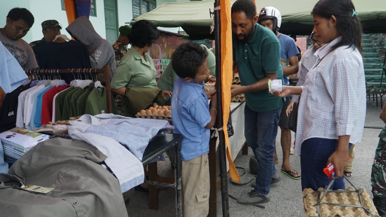 Kodim 1803/Fakfak dan Korem 182/Jazira Onim Gelar Bazar Murah, Kolonel Inf Aswin Kartawijaya: Bantu Rakyat dapatkan Sembako Jelang Lebaran