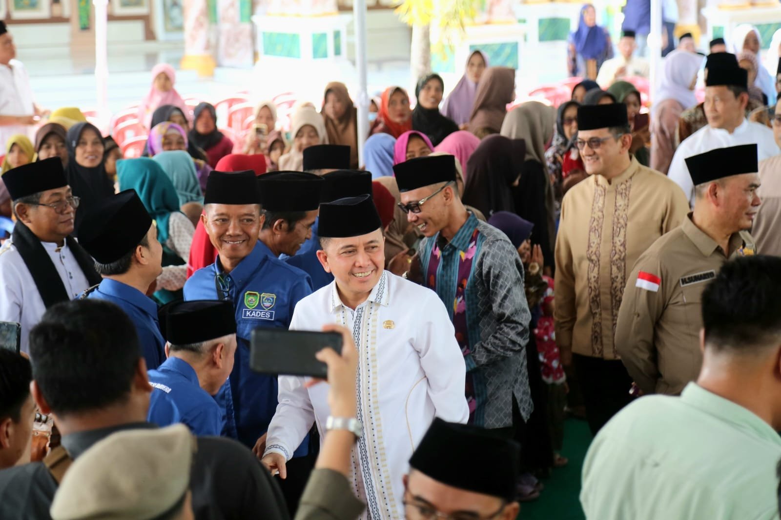 Hadiri Nuzulul Qur’an di OKU Timur, Pj Gubernur Agus Fatoni Bagikan Ratusan Paket Sembako