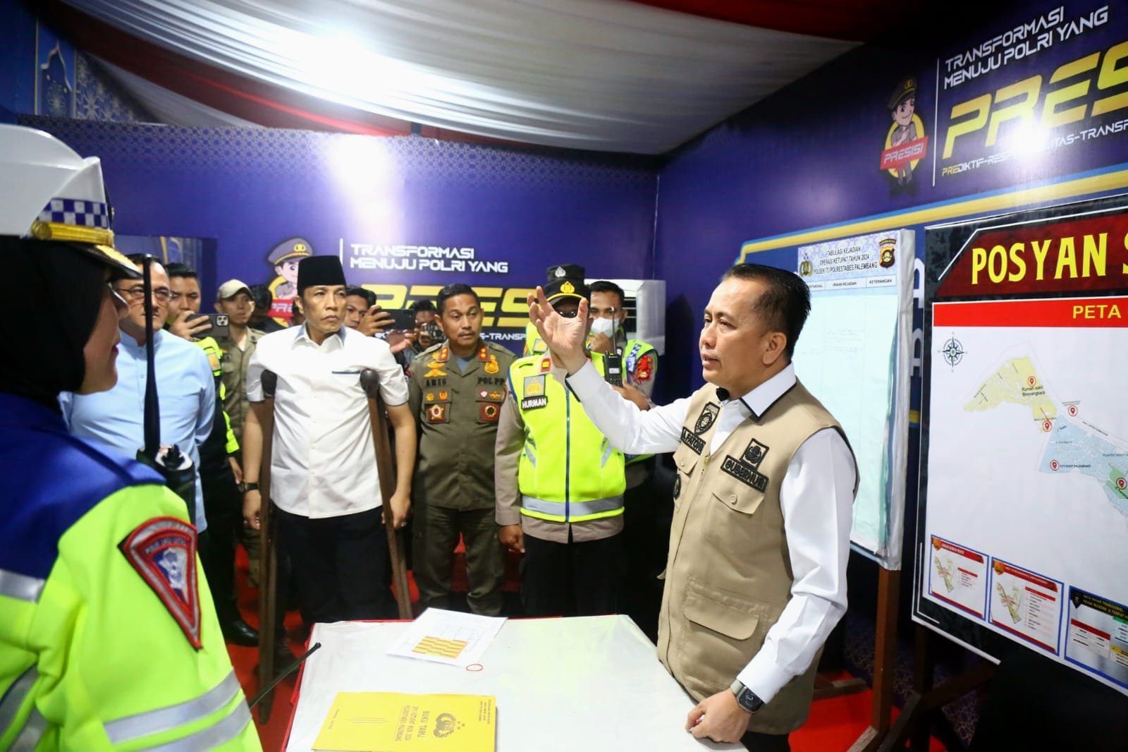 Malam Idul Fitri, Pj Gubernur Sumsel Agus Fatoni Keliling Tinjau Posko dan Beri Bantuan Sembako