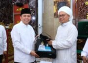 Salat Jumaat Berjamaah di Masjid Baiturrahman, Pj Gubernur Agus Fatoni Beri Bantuan sekaligus Halal Bihalal Bersama Warga