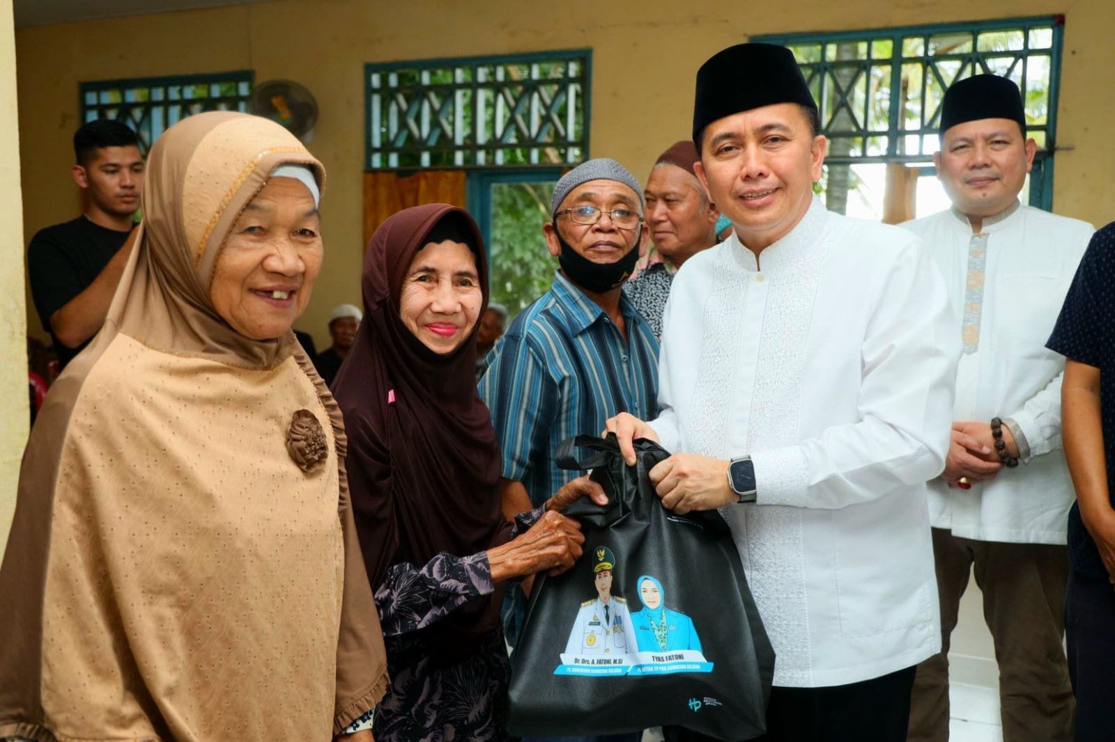 Hari Lebaran Pj Gubernur Sumsel Agus Fatoni Kunjungi Panti Jompo Berikan Bantuan dan Santunan