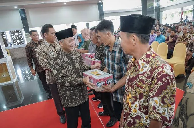 Sambut Lebaran, Pj Bupati Apriyadi Beri Bingkisan untuk RT RW dan Kadus di Sekayu