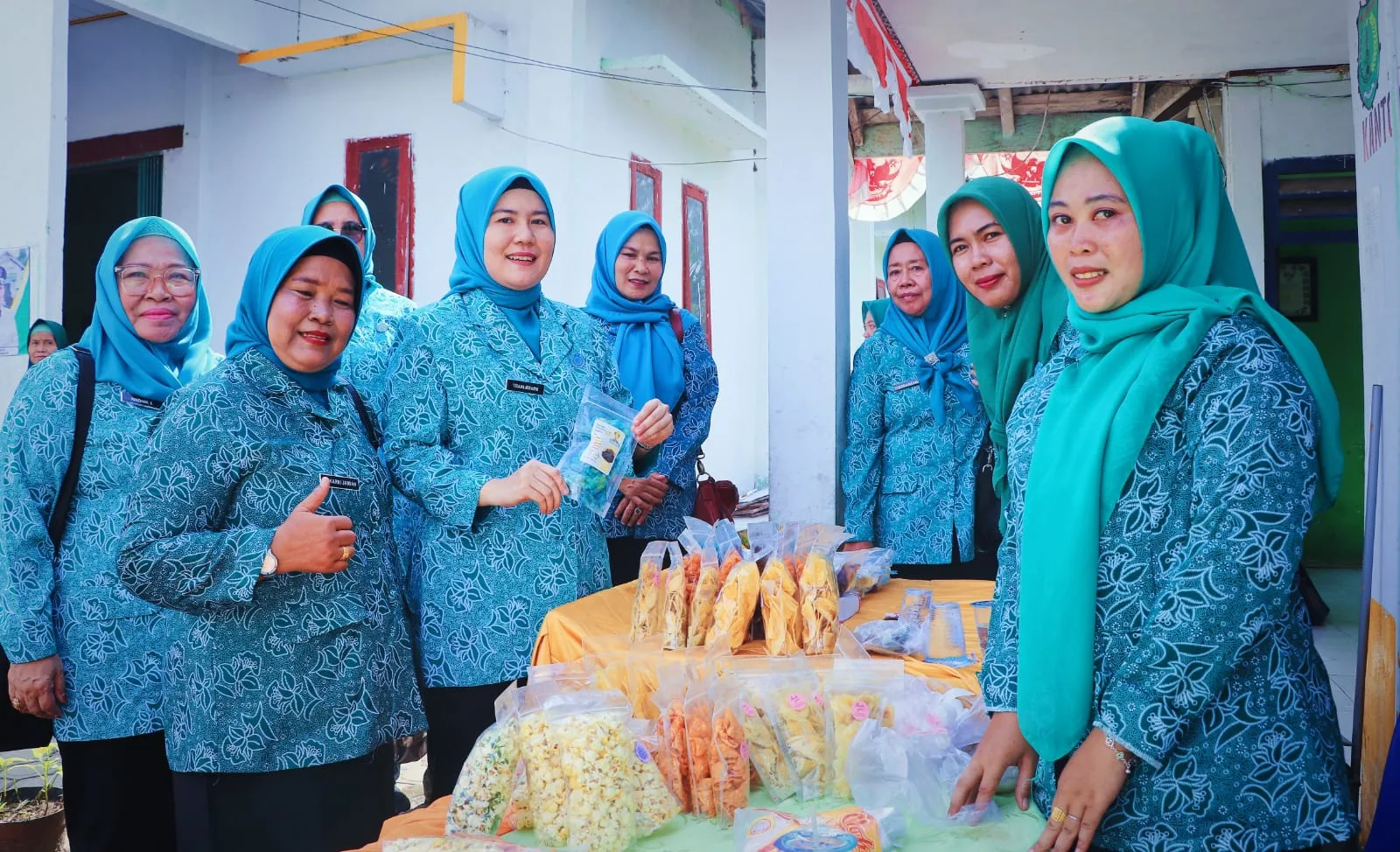 Hj Triana Apresiasi Inovasi Olahan Produk Kelapa PKK Kecamatan Lalan