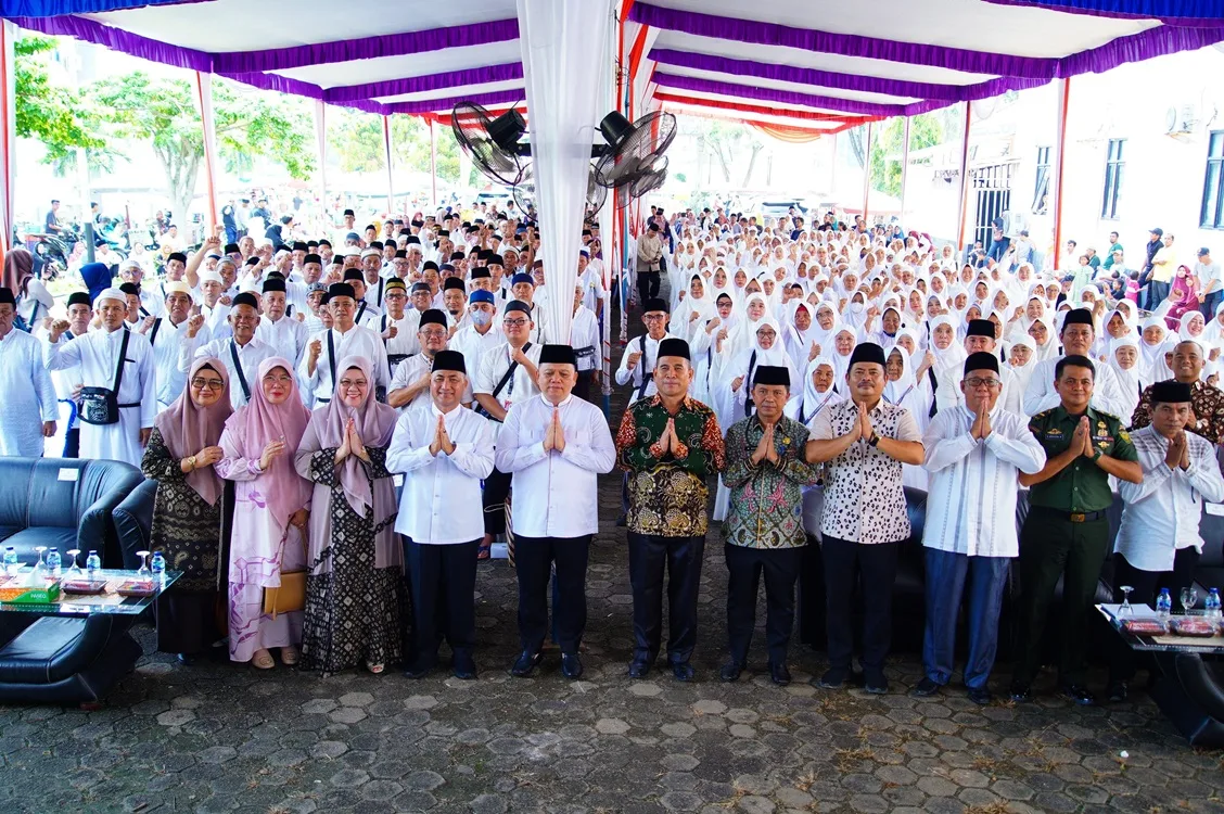 Pj Bupati Sandi Fahlepi Lepas 270 JCH, Minta Jemaah Jaga Kesehatan