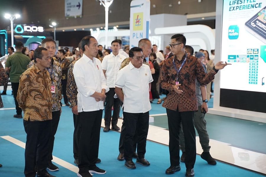 Dirut PLN Paparkan Kesiapan Kendaraan Listrik di Booth PLN di PEVS 2024 Dihadapan Presiden Jokowi