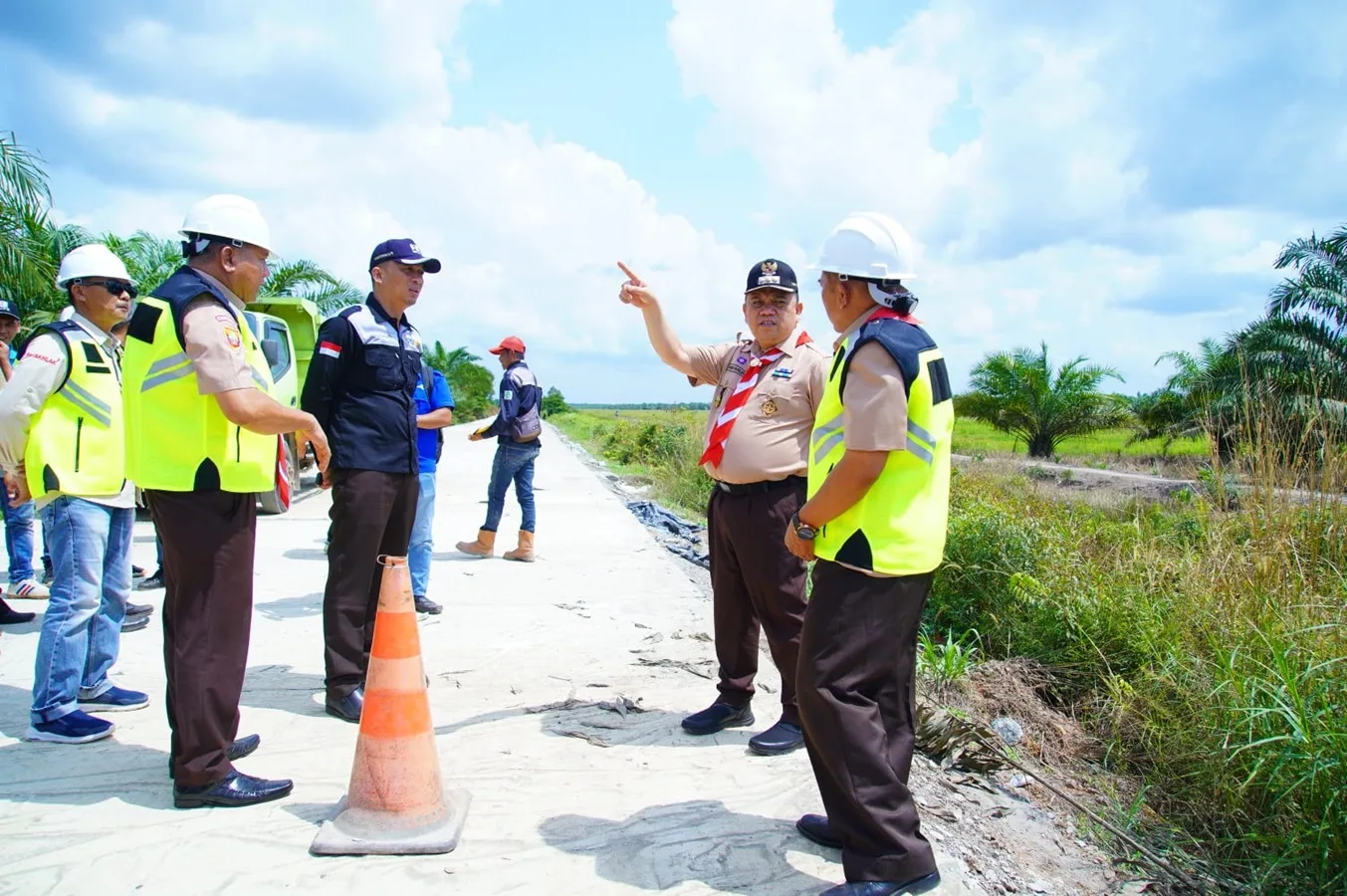 Pj Bupati Sandi Fahlepi Tinjau Jalan Penghubung di Kecamatan Lalan