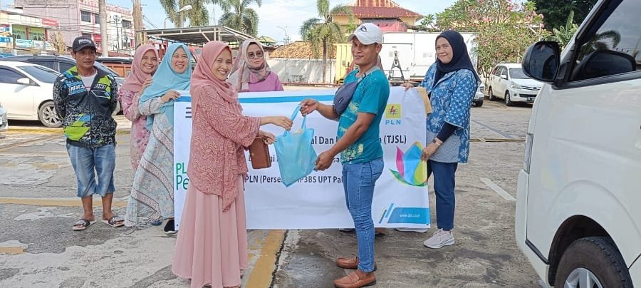 Berbagi Kebahagiaan Bersama, Pegawai PLN Bagikan Bantuan Kepada Masyarakat Dhuafa