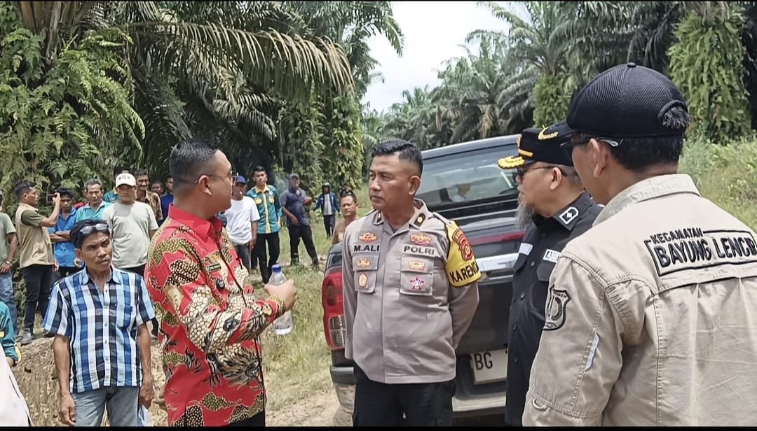 Warga Tampang Baru Bayung Lencir Portal Akses Jalan PT, BSS Meminta Segera Perbaikan Jalan