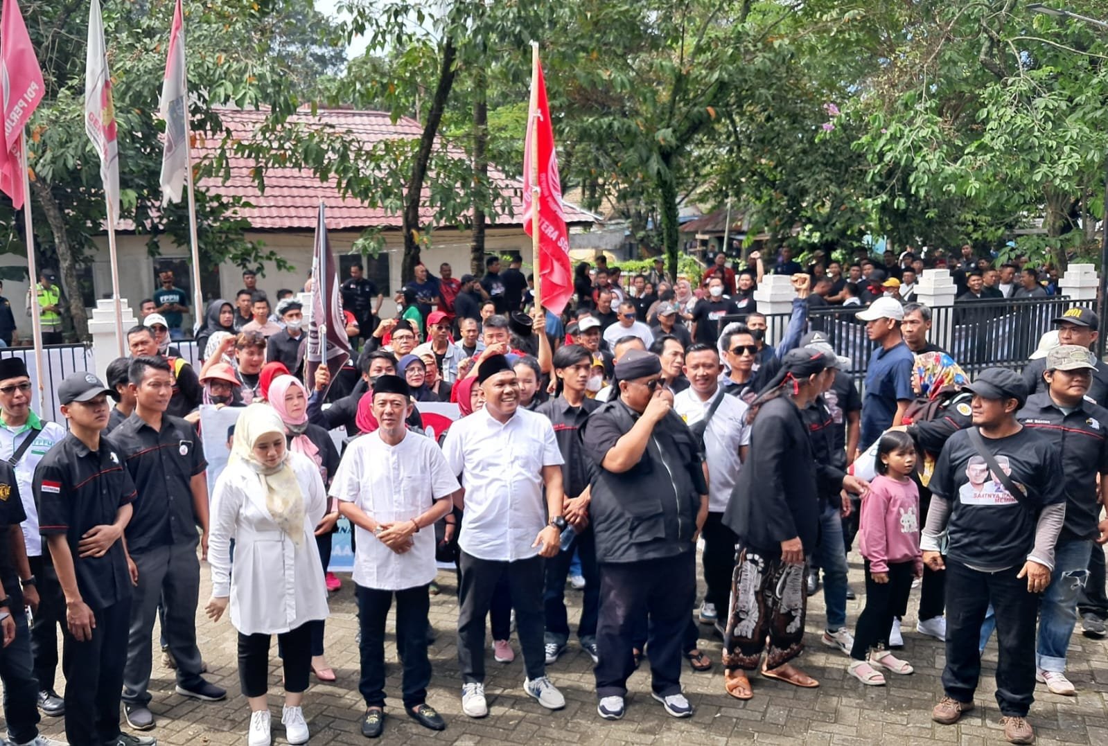 Ribuan Relawan Ikut Antar Cha- Boy Daftar ke KPU Palembang 